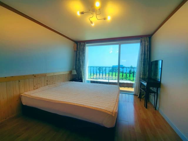Family Room, 1 Bedroom