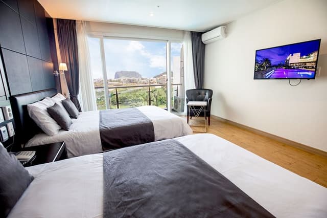 Deluxe Twin Room, 2 Double Beds, Partial Ocean View