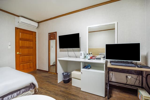 1 PC Room (Netflix/YouTube Available)