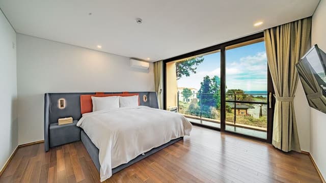 Gaon Suite::Heatingfee150000KRW(Nowoffering-50% KRW75000,WarmpoolnotavailJul-Aug)Base6/Max 14pax