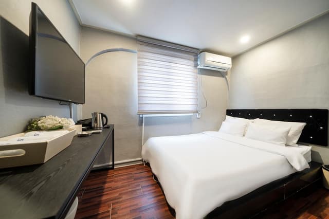 Semi-private room (no parking available in all rooms, remodeling completed)