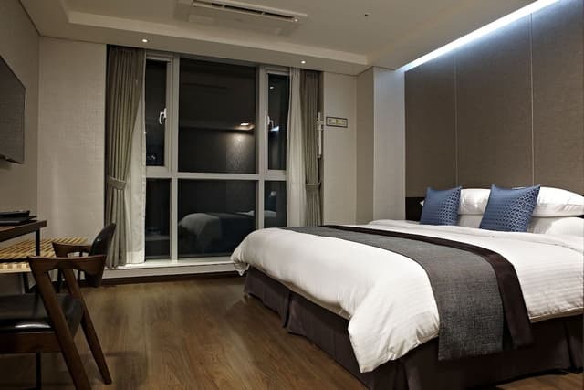 Deluxe King Room