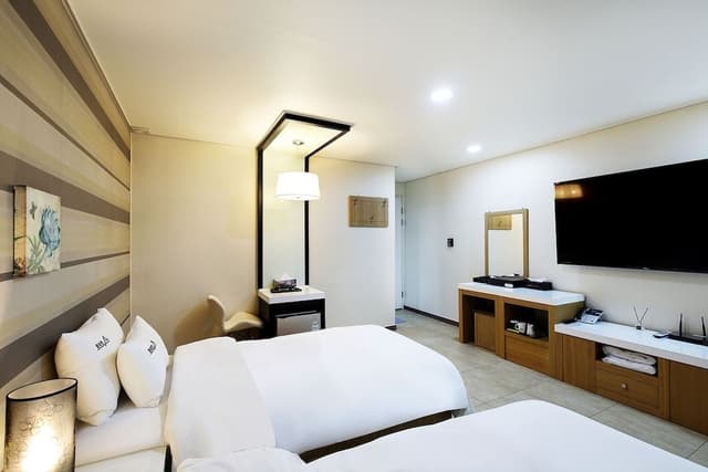 Standard Twin Room (Free Breakfast for 2, except Monday)