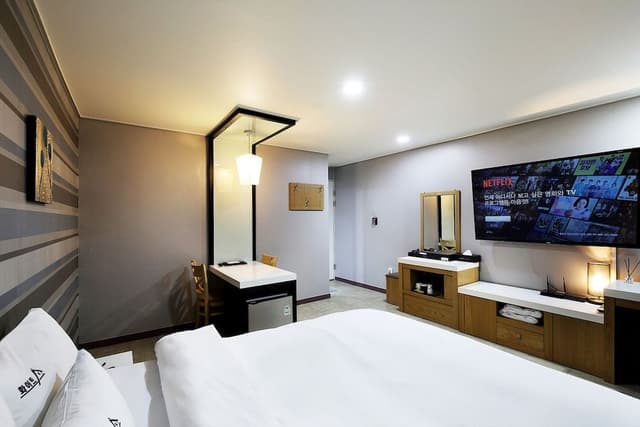Deluxe Room (Free Breakfast for 2, except Monday)