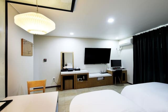 Deluxe Room (Free Breakfast for 2, except Monday)