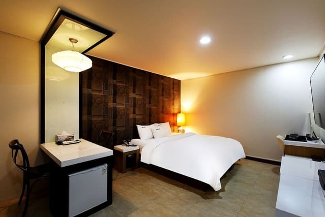 Superior Room (Free Breakfast for 2, except Monday)