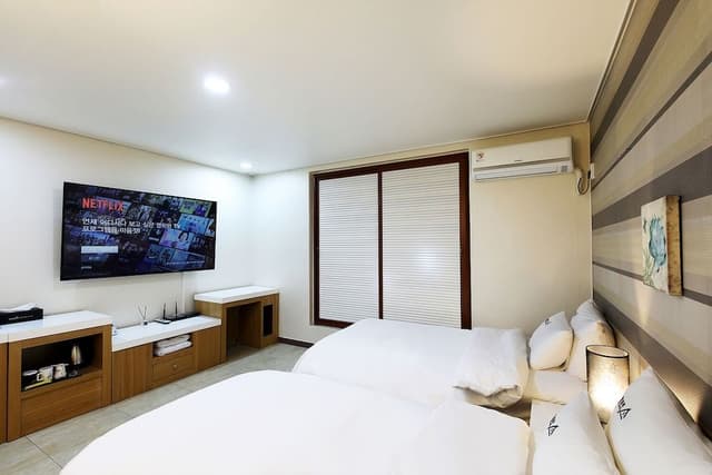 Standard Twin Room (Free Breakfast for 2, except Monday)