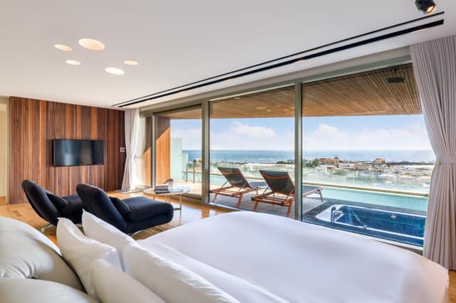Bay Suite