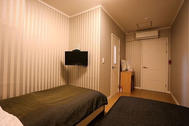 Twin Room (A)