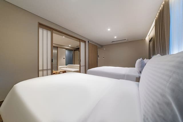 Royal Pool Suite B - Free Breakfast for 2 (Rice Noodle)