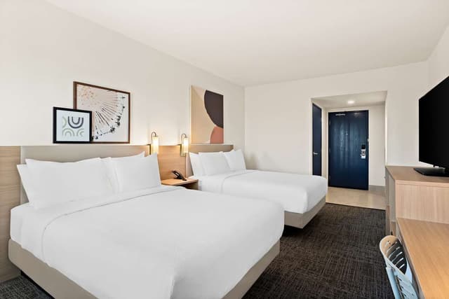 2 QUEEN BEDS