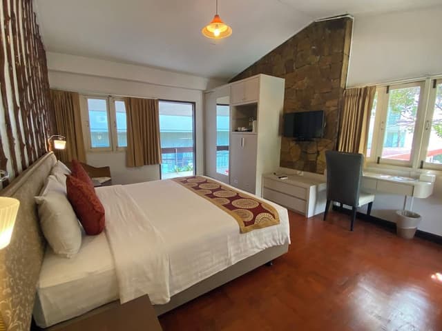 Superior Room, Pool View