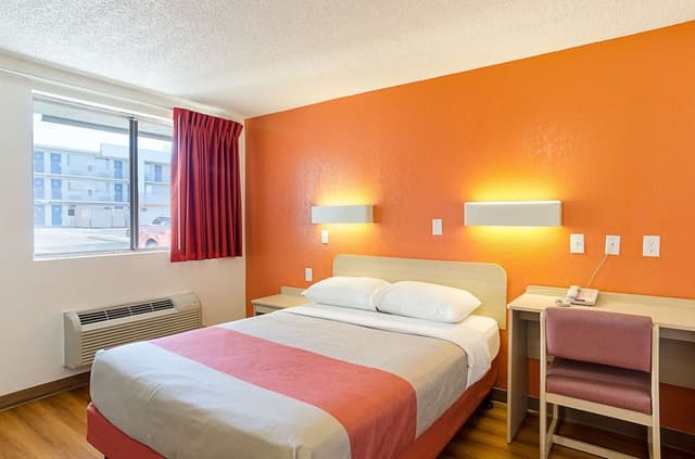 Deluxe Room, 1 Queen Bed, Non Smoking, Refrigerator
