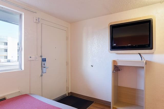 Deluxe Room, 1 Queen Bed, Non Smoking, Refrigerator
