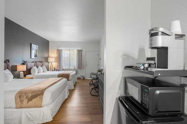Single Room, 2 Queen Beds, Non Smoking