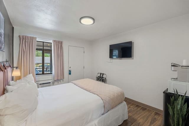 Economy Room, 1 Queen Bed, Non Smoking