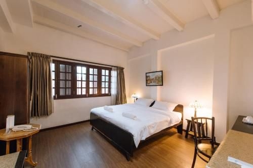 ฮีเรน บาย เดอะ ริเวอร์ โฮเทล (HEEREN BY THE RIVER HOTEL)1