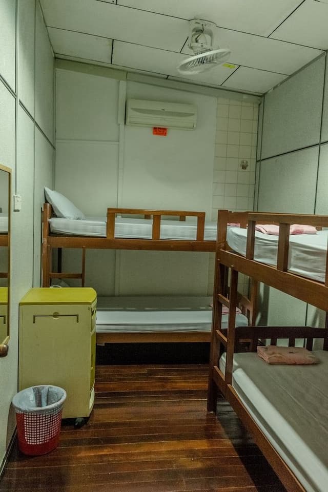 1 Bed Mix Dorm, Shared Bathroom (6 bedded)