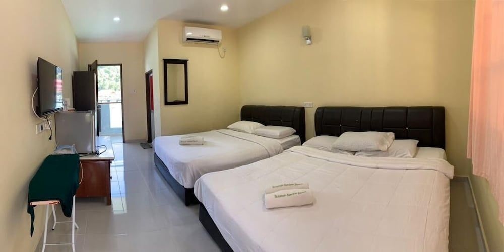 Penarak Bamboo Beach Motel0