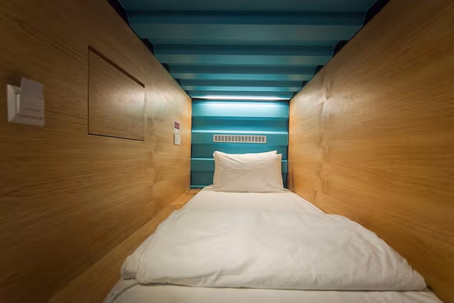 Capsule Female (Check-In between 2000 - 0400 (12 hours stay)