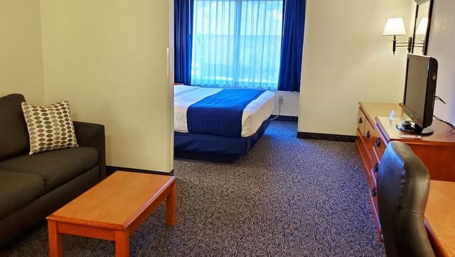 King Suite Nonsmoking with Pikes Peak View