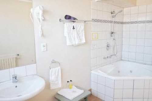 Studio with Spa Bath