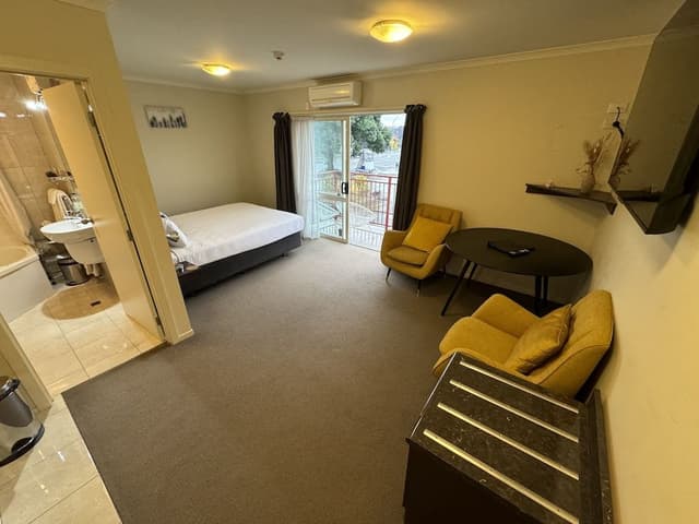 Studio, Jetted Tub