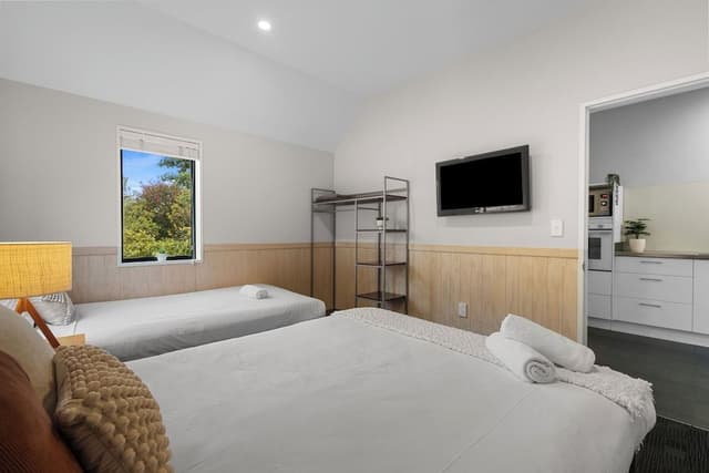 Motel Room - 1 Bedroom (3)