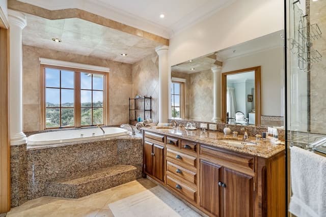 Luxury Suite, 1 King Bed, Bay View (Fantail Suite )