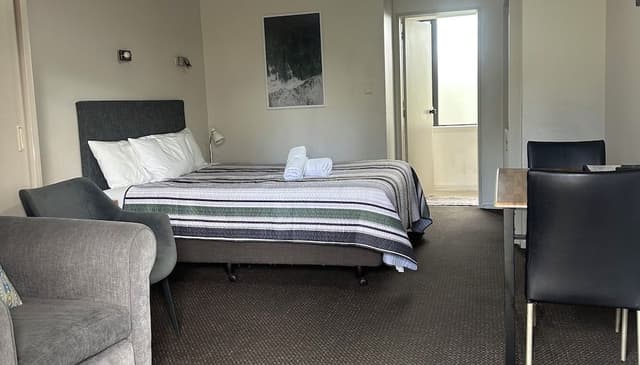 Basic Studio, 1 Queen Bed
