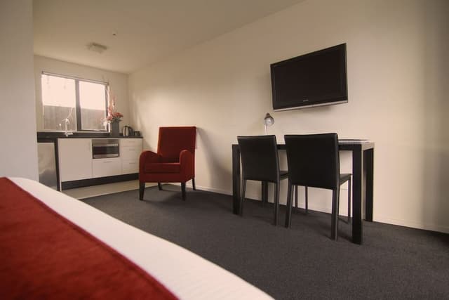 Executive Studio, Jetted Tub