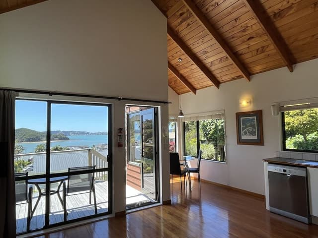 Treetops - King Studio with Spa Bath