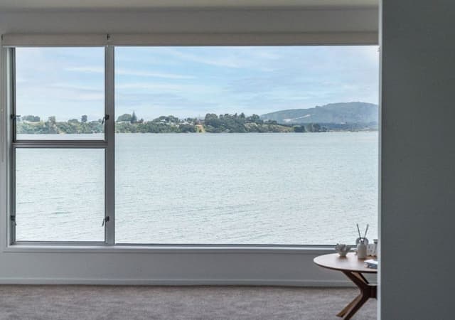 King Bed Waterfront Upstairs Apartment