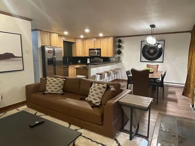 Traditional Condo, 1 Queen Bed, Kitchen, Mountain View (1 bedroom 1 bath condo)