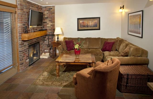 Traditional Townhome, Multiple Beds, Kitchen (3 Bedroom full kitch & Living area)