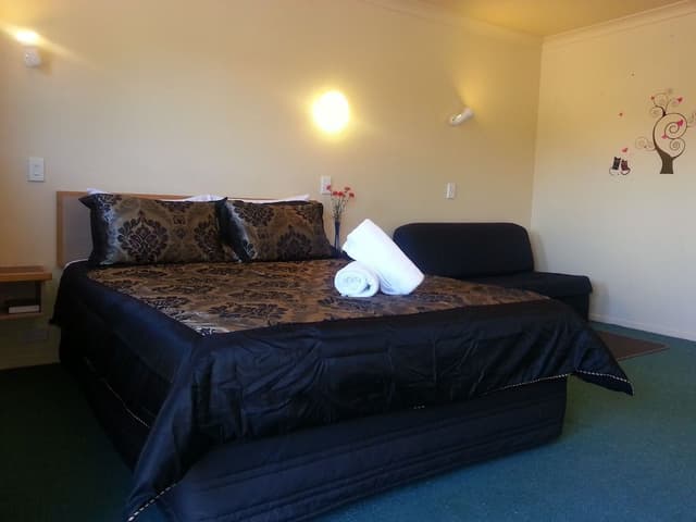 Studio, Jetted Tub