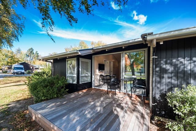 Self Contained - Sleeps 4 (2 Bedrooms)