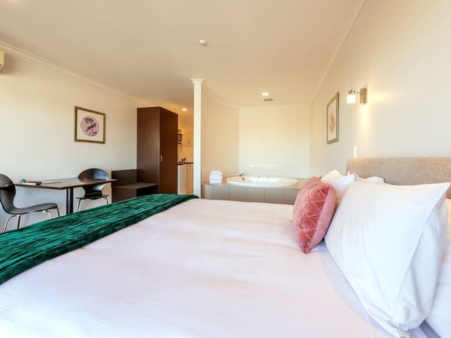 Executive Spa Tub Suite