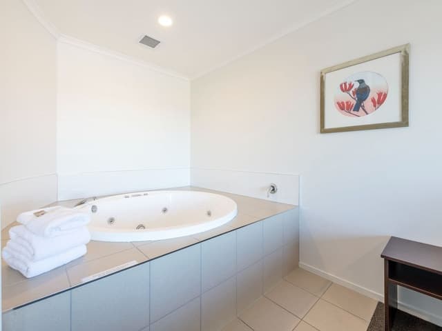 Executive Spa Tub Suite