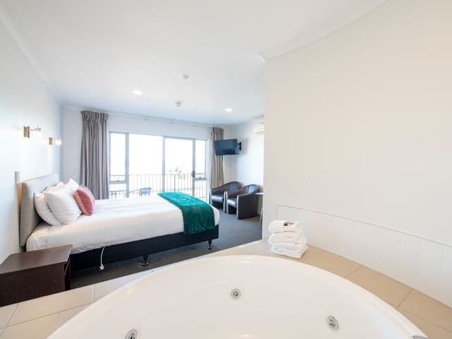 Executive Spa Tub Suite