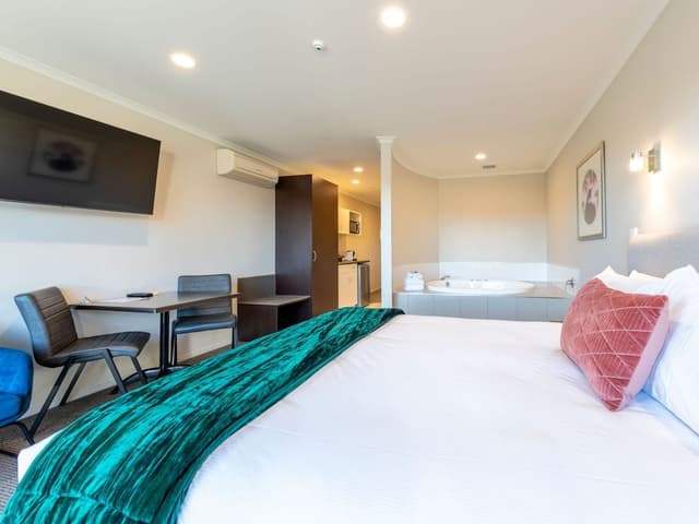 Luxury Spa Suite