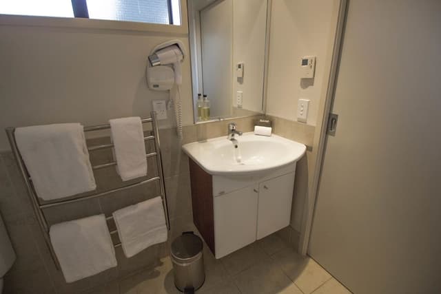 Studio, 1 King Bed, Accessible, Courtyard Area