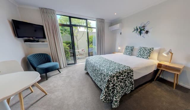 Studio, 1 King Bed, Accessible, Courtyard Area