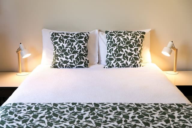 Studio, 1 King Bed, Accessible, Courtyard Area