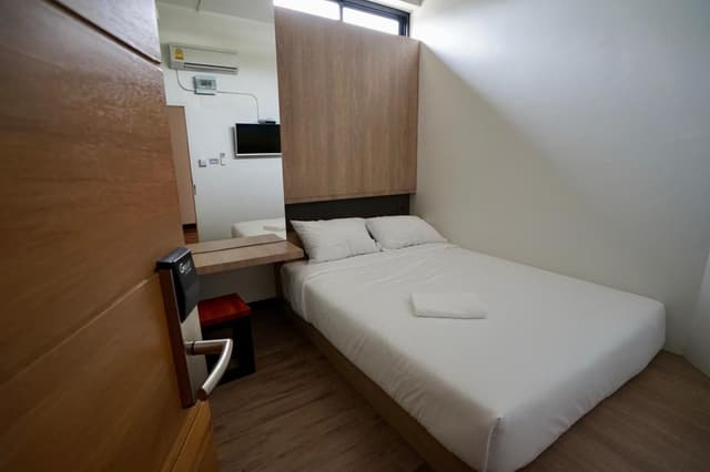 Single Room with Shared Bathroom