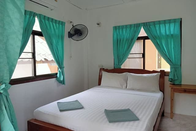 Seaside Bungalow Queen Bed
