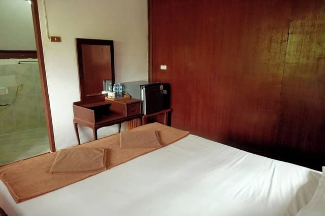 Bungalow Queen Bed with Fan