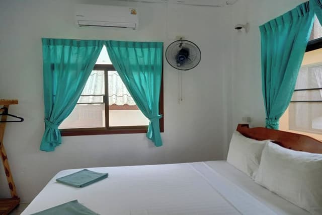 Seaside Bungalow Queen Bed