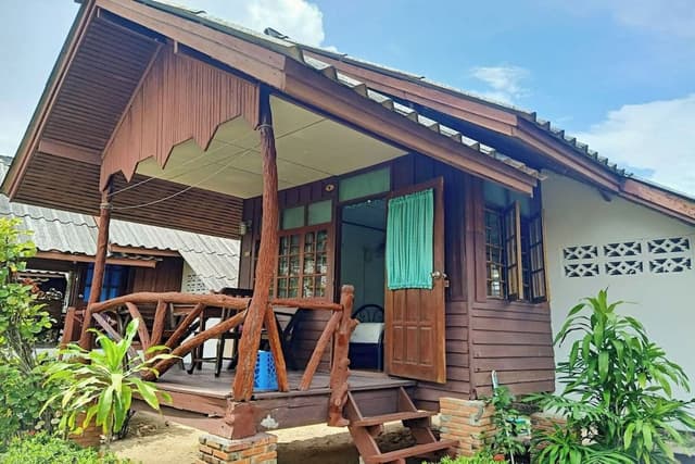 Bungalow Twin Bed with Fan