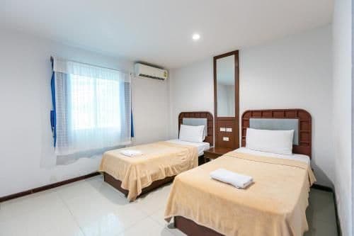 Standard Twin Beds Room